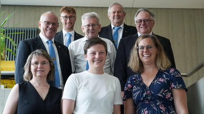 Spendenübergabe nach dem Konzert: Landrat Marco Meier, Altbürgermeister Friedrich Moßmeyer (hinten, von links), Chor-Vorsitzender Klaus Miosga, Kassier Hermann Reichert, Chorleiter Friedrich Wörrlein (Mitte, von links), Vorstandsmitglied Renate Hans, Pfarrerin Elisabeth Feldhäuser und Sabine Moßmeyer vom Kirchenvorstand (vorne, von links).<br>  (Foto: Landratsamt Ansbach/Fabian Hähnlein)
