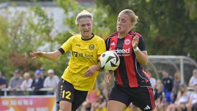 Anna Hofrichter (im gelben Trikot, hier gegen die Frankfurterin Victoria Kohl) war beim 3:1-Sieg im letzten Heimspiel gegen die TSG Hoffenheim II vor zwei Jahren schon dabei und erzielte damals den 2:1-Führungstreffer für ihren SV Weinberg. (Foto: Martin Rügner)