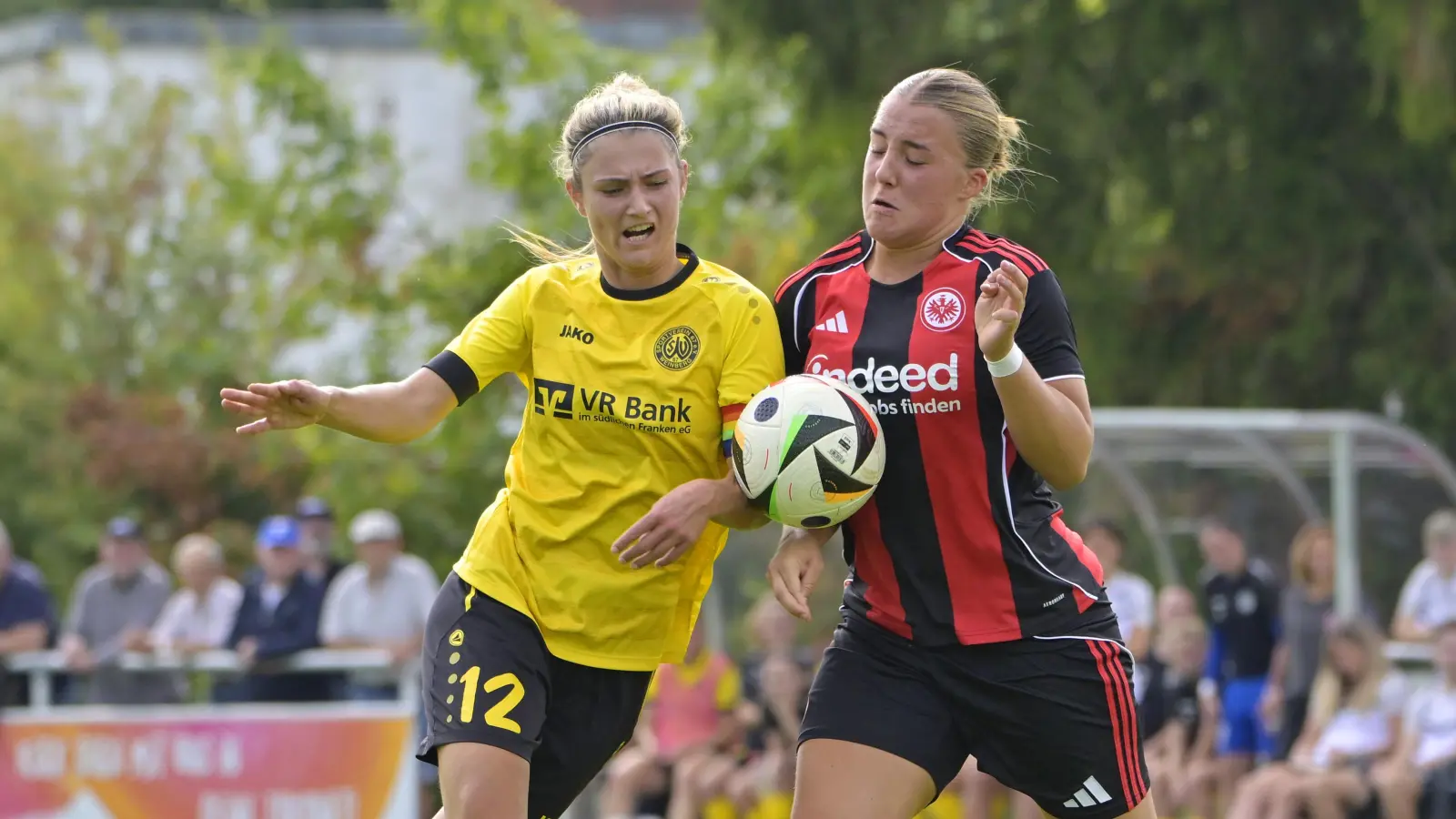 Anna Hofrichter (im gelben Trikot, hier gegen die Frankfurterin Victoria Kohl) war beim 3:1-Sieg im letzten Heimspiel gegen die TSG Hoffenheim II vor zwei Jahren schon dabei und erzielte damals den 2:1-Führungstreffer für ihren SV Weinberg. (Foto: Martin Rügner)
