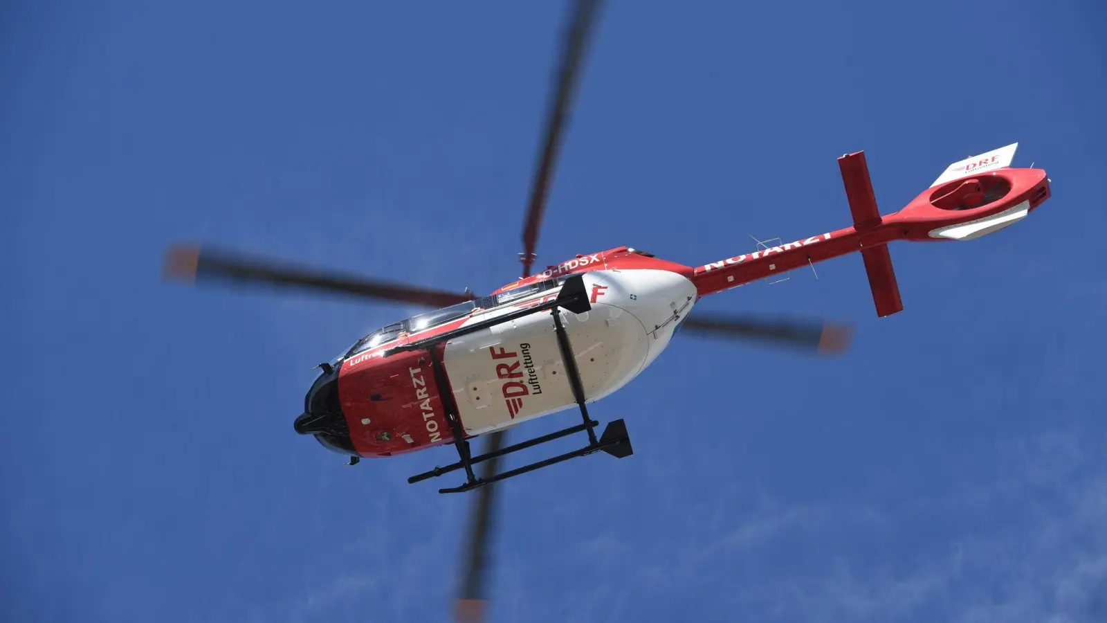 Ein Rettungshubschrauber flog einen 39-Jährigen, der bei einem Jagdunfall am Bauch getroffen wurde, in eine Klinik. (Symbolbild: Stefan Sauer/dpa-Zentralbild)