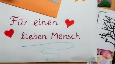 Immer eine gute Idee: Sich ein bisschen um einsame Nachbarn oder Bekannte kümmern. (Symbolbild) (Foto: Philipp Schulze/dpa)