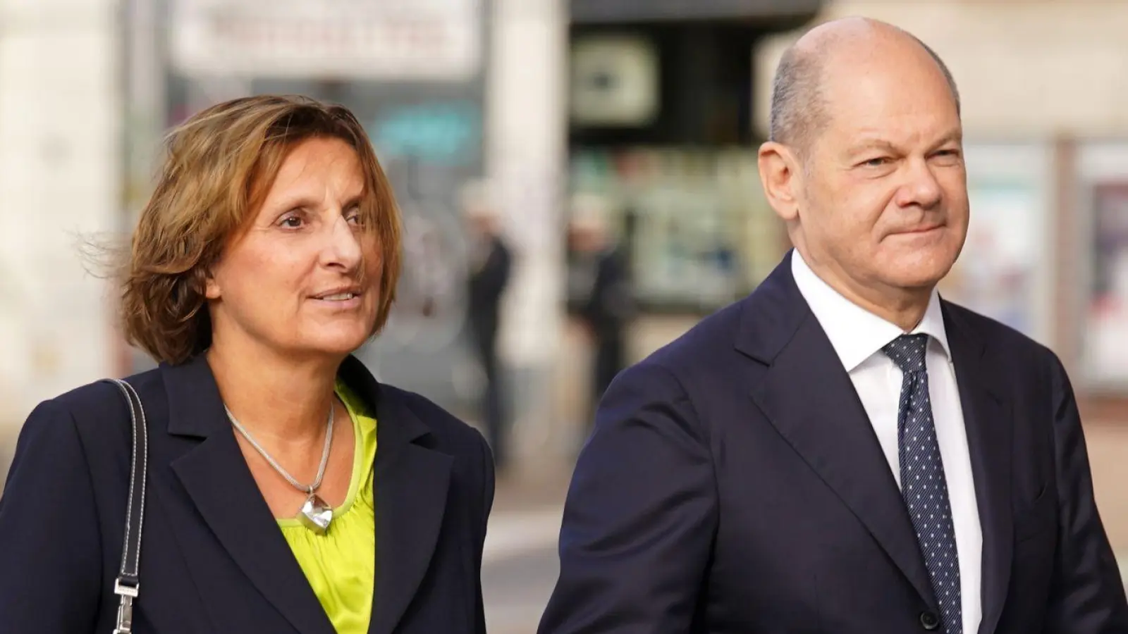 Bundeskanzler Olaf Scholz (SPD, r) und seine Ehefrau Britta Ernst feierten im Dezember 2023 feierten Silberhochzeit. (Foto: Marcus Brandt/dpa)