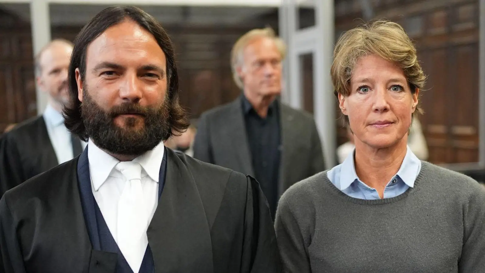 Anwalt Ingo Bott und seine Mandantin Christina Block stehen vor Prozessbeginn im Gerichtssaal.  (Foto: Marcus Brandt/dpa/dpa Pool)