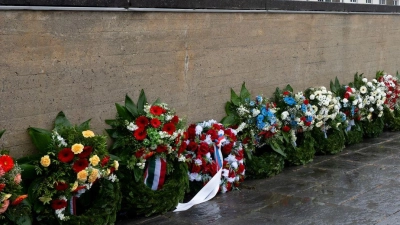 Anlässlich des 80. Jahrestages der Befreiung wurden am internationalen Mahnmal Kränze niedergelegt. (Foto: Sven Hoppe/dpa)