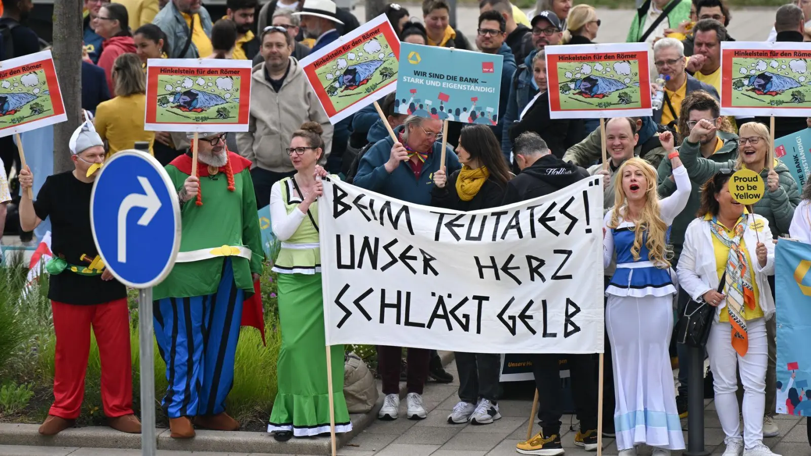 Protest am Tag der Hauptversammlung: Commerzbank-Beschäftigte kämpfen für Eigenständigkeit (Foto: Arne Dedert/dpa)