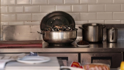 Die häufigsten Symptome bei Lebensmittelvergiftung sind Übelkeit, Erbrechen und Durchfall.  (Foto: Ahmed Deeb/dpa)