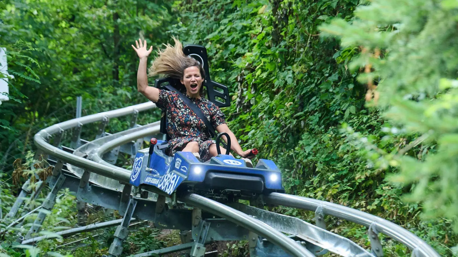 Nach zweijähriger Pause ist Berlins Sommer-Rodelbahn neben den Gärten der Welt in Marzahn-Hellersdorf wieder eröffnet. Besucher können mit bis zu 40 Stundenkilometern durch den Kienbergpark sausen. (Foto: Annette Riedl/dpa/dpa-tmn)