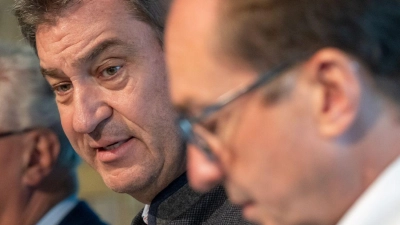 Der Kurs des neuen Bundesinnenministers Alexander Dobrindt wird von seinen CSU-Parteifreunden in Bayern ausdrücklich unterstützt. Im Freistaat intensiviert deshalb auch die bayerische Grenzpolizei ihre Kontrollen. (Archivbild) (Foto: Peter Kneffel/dpa)