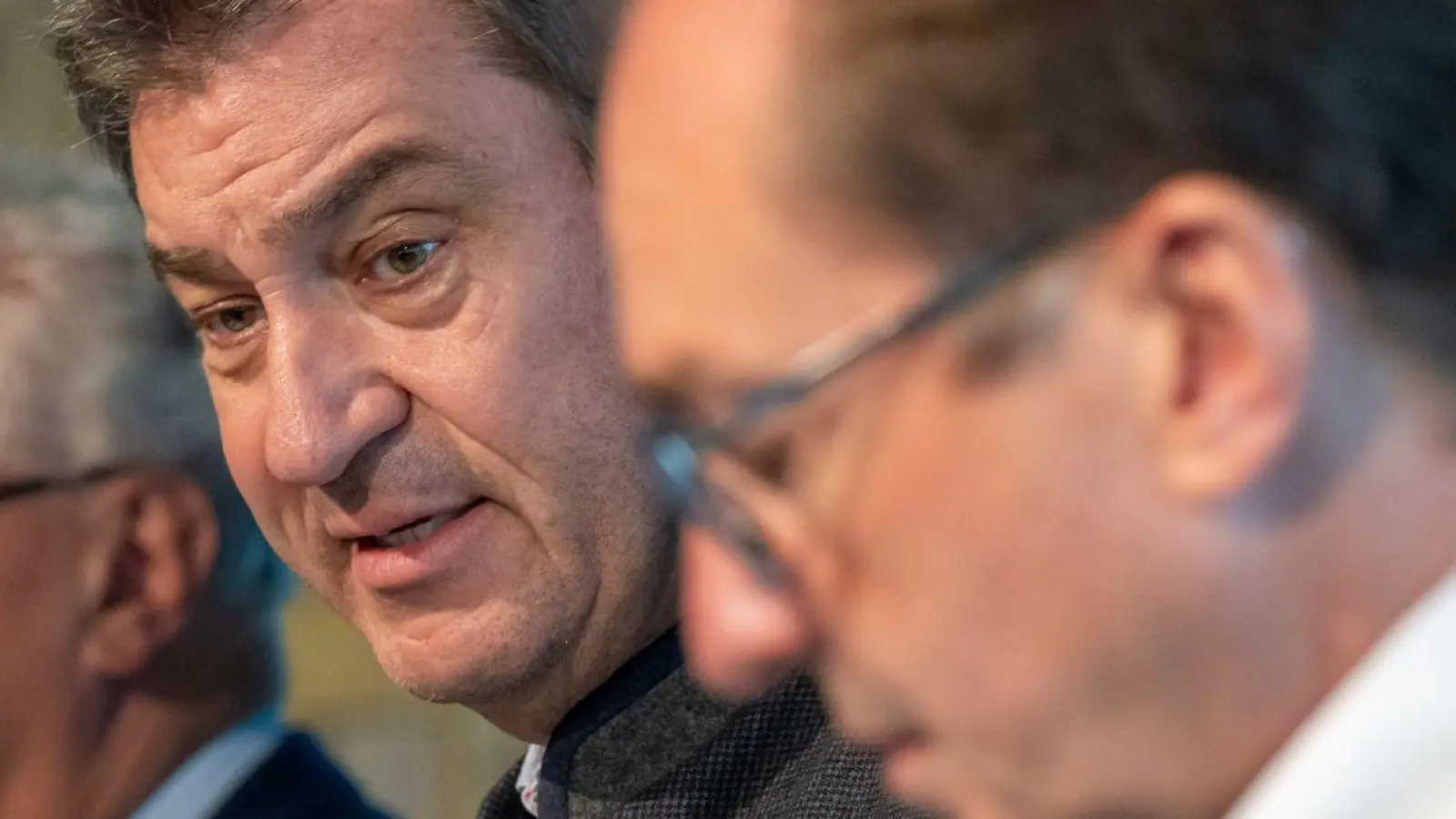 Der Kurs des neuen Bundesinnenministers Alexander Dobrindt wird von seinen CSU-Parteifreunden in Bayern ausdrücklich unterstützt. Im Freistaat intensiviert deshalb auch die bayerische Grenzpolizei ihre Kontrollen. (Archivbild) (Foto: Peter Kneffel/dpa)
