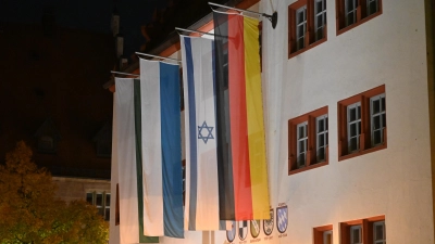 Die Israel-Flagge gehört seit dem Angriff der Hamas zu den Flaggen, die regelmäßig am Ansbacher Rathaus aufgezogen werden. So hing sie zum Beispiel kürzlich zum zweiten Jahrestag des Hamas-Angriffs auf Israel. (Foto: Manfred Blendinger)