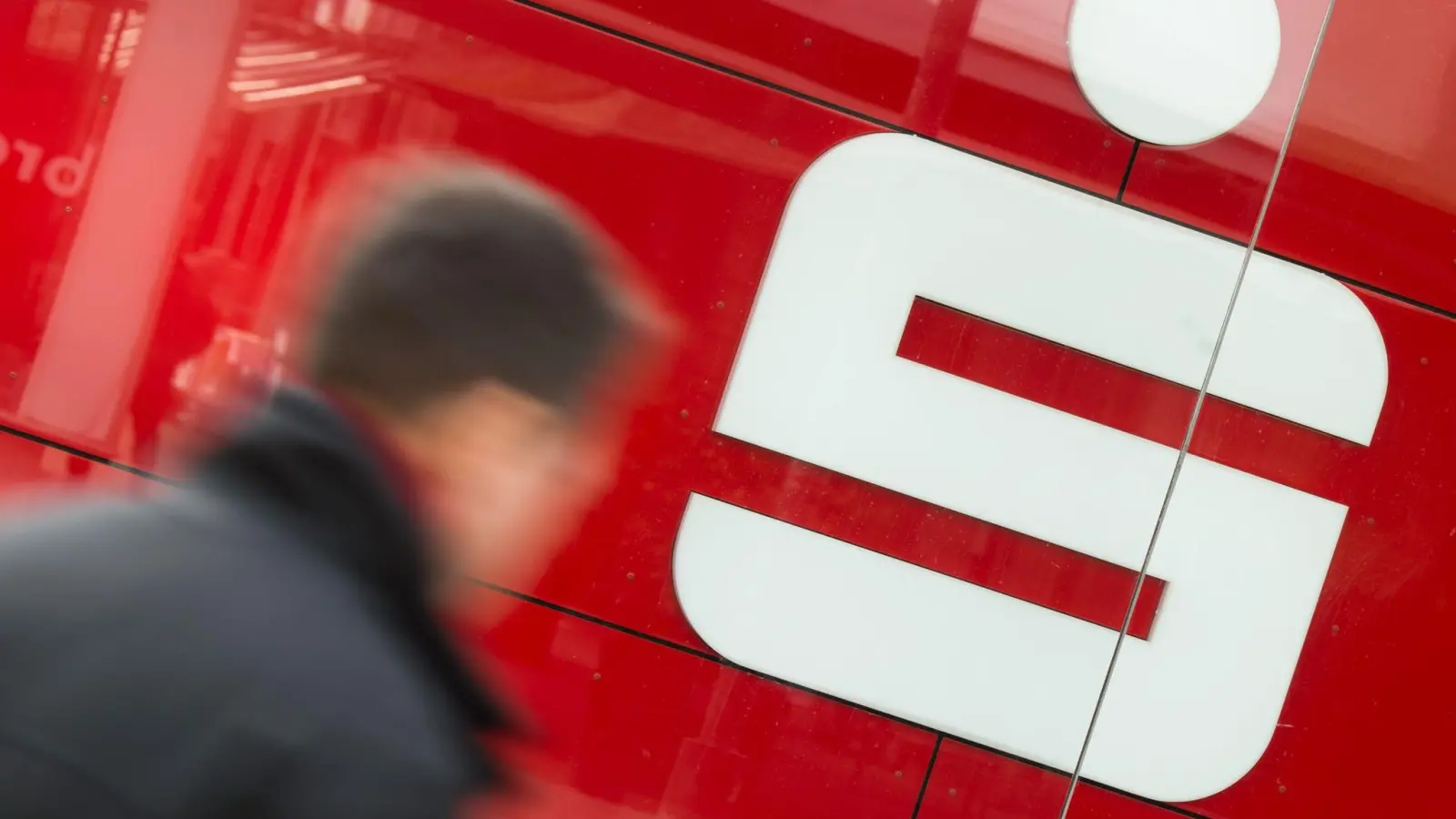 Die Sparkassen führen inzwischen fast acht Millionen Depots für ihre Kundinnen und Kunden. Die öffentlich-rechtlichen Institute sehen aber noch erhebliches Potenzial. (Symbolbild) (Foto: Julian Stratenschulte/dpa)