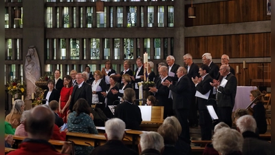 Viel Beifall vom Publikum und den Mitwirkenden erhielt Johannes Rauh (dritte Person von links in der ersten Reihe) nach der Uraufführung des „Pascha-Mysterium“ in der Ansbacher Christkönig-Kirche. (Foto: Thomas Wirth)