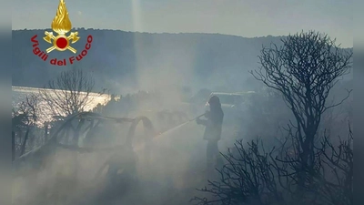 Die italienische Feuerwehr bei Löscharbeiten auf der italienischen Insel Sardinien in der Nähe von Cagliari. (Foto: -/Vigili del Fuoco/dpa)