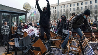 Die Gewerkschaften halten die geplante Rentenreform für ungerecht und brutal. Zahlreiche Menschen gehen seit Wochen dagegen auf die Straße. (Foto: Laurent Cipriani/AP/dpa)