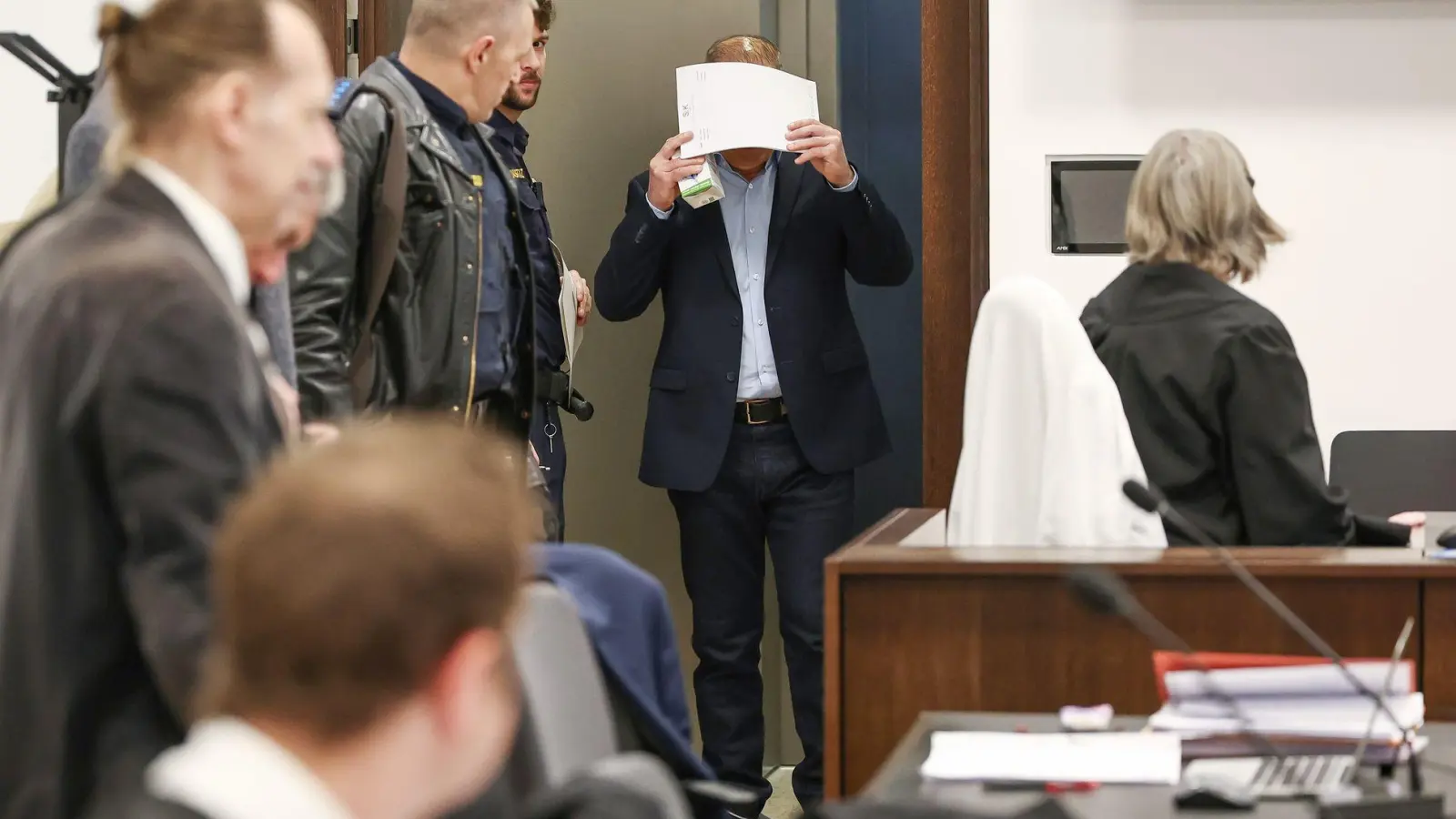 Der Leiter eines Nürnberger Pflegedienstes ist wegen Betrugs zu einer Haftstrafe verurteilt worden. (Archivbild) (Foto: Daniel Löb/dpa)