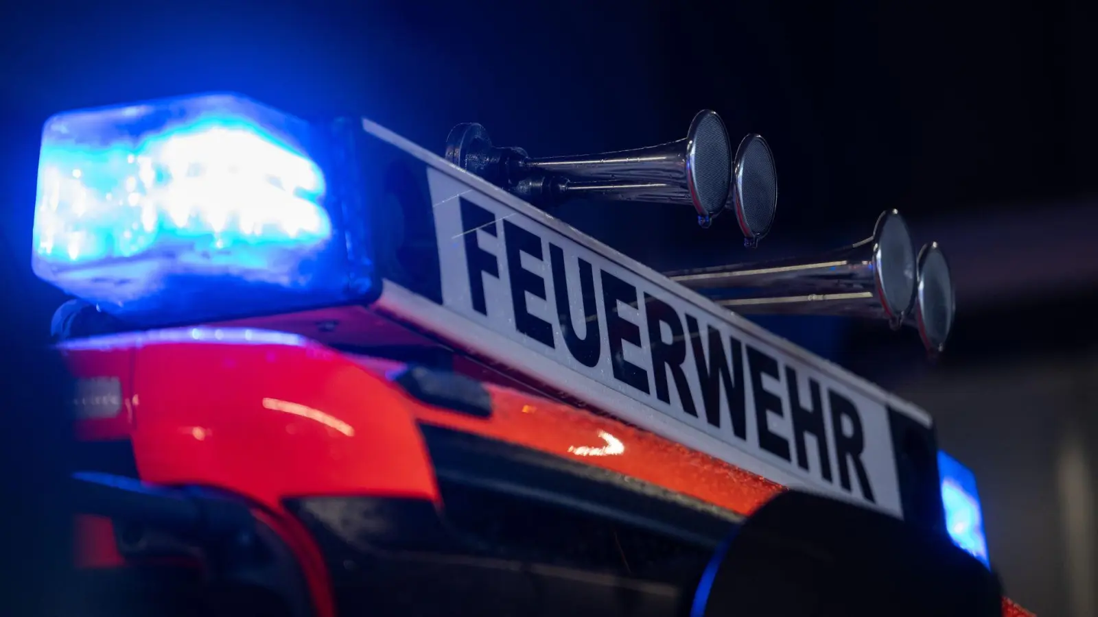 Die Feuerwehr löschte die brennende Maschine. (Symbolbild) (Foto: Marijan Murat/dpa)