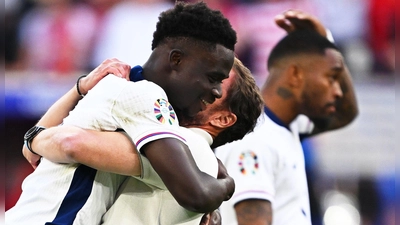 Cool geblieben: Englands Bukayo Saka (l) wird von Coach Southgate umarmt. (Foto: Arne Dedert/dpa)