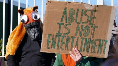 Tierschutz-Aktivisten protestieren gegen das Hindernisrennen in Aintree. (Foto: Peter Byrne/PA Wire/dpa)