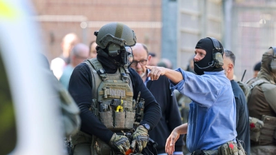 Auch schwer bewaffnete Einheiten der Polizei waren im Einsatz. (Foto: Christoph Reichwein/dpa)