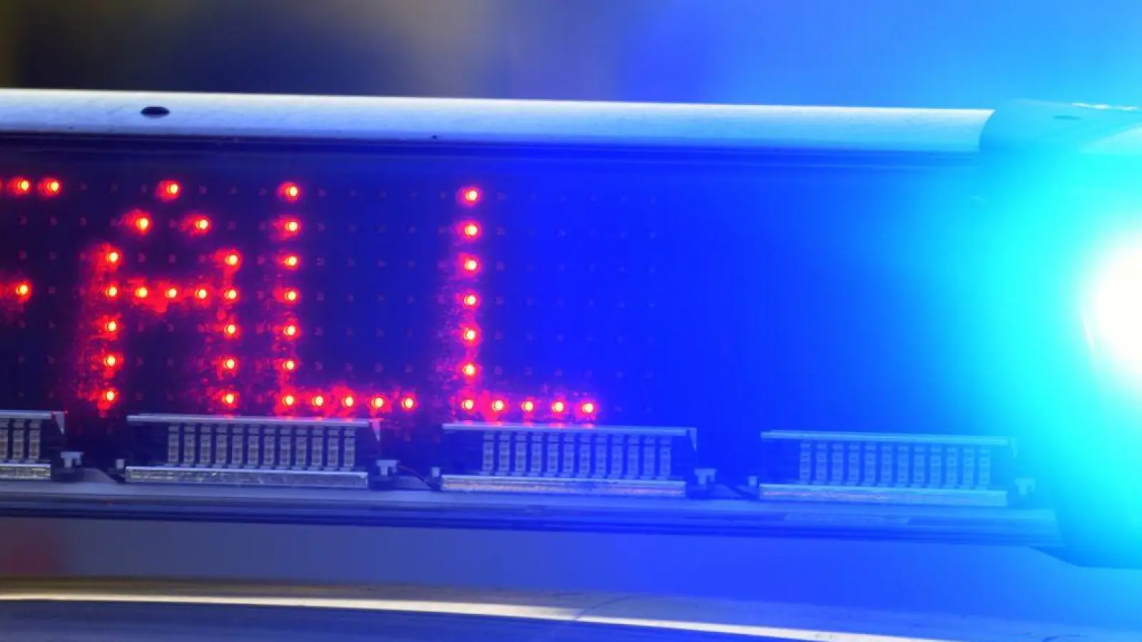 Mehrere Menschen sind bei einer Unfallserie auf der schneebedeckten A95 in Bayern schwer verletzt worden. Ein Autofahrer kam ums Leben. (Foto: Stefan Puchner/dpa)