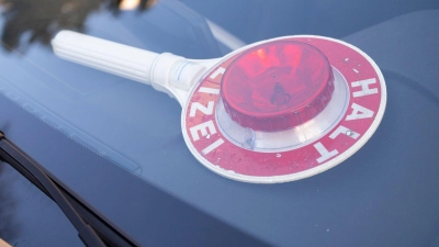 Die Polizei konnte die betrunkene Fahrerin bei Viechtach aufhalten. (Symbolbild) (Foto: Peter Kneffel/dpa)