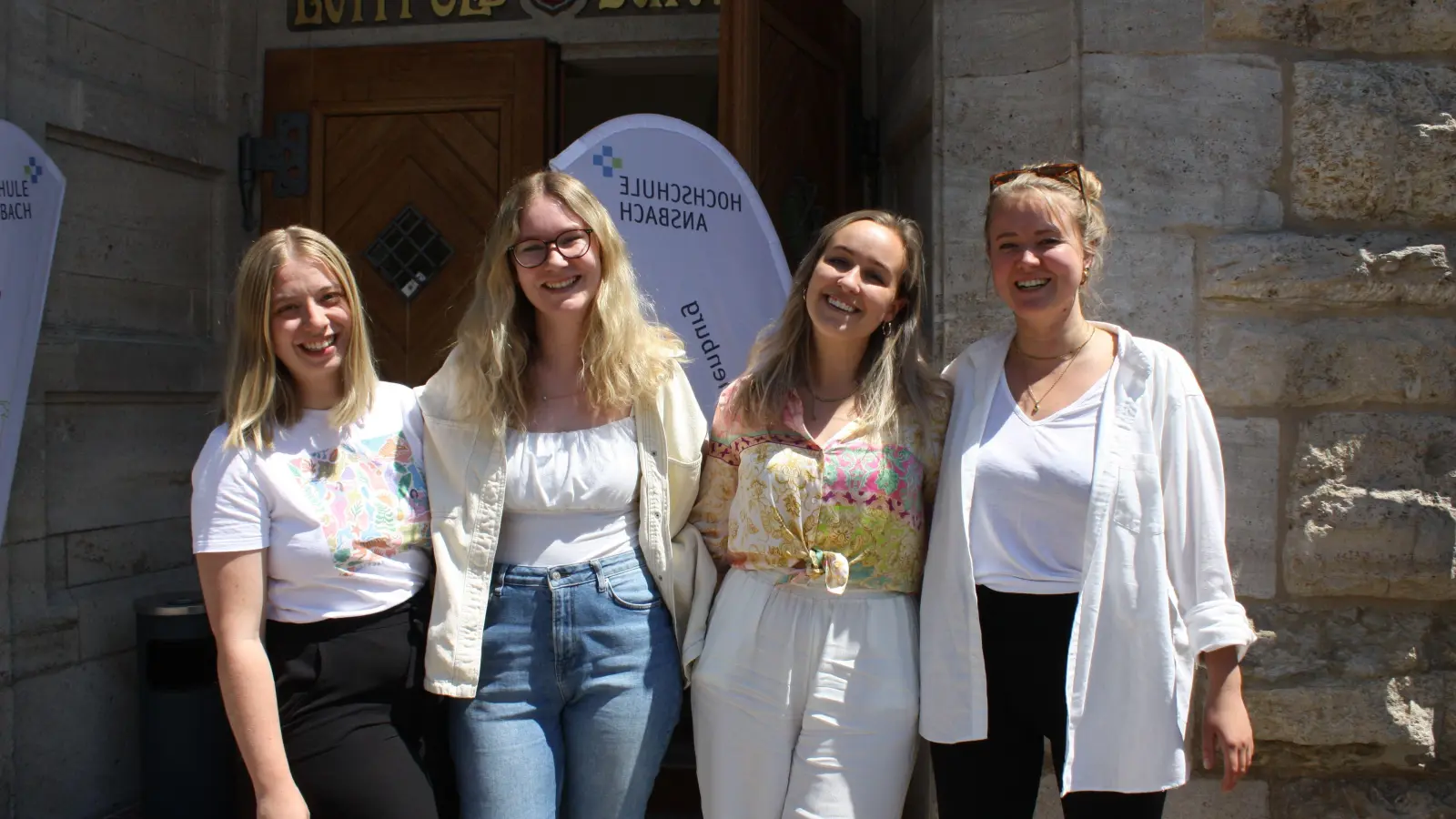 Julia Ahlfeld, Julia Neumann, Erika Wulf und Tajanne Preßler (von links) studieren alle im zweiten Semester im Masterstudiengang Digital Marketing am Campus in Rothenburg. Sie wünschen sich mehr Übernachtungsmöglichkeiten für die Studierenden vor Ort. (Foto: Anna Beigel)