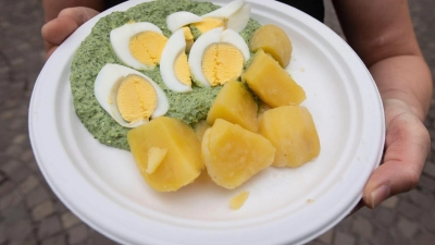 Typisch hessisch: Ob zu Kartoffeln, Tafelspitz oder Spargel, die Grüne Soße ist ein unverwechselbares Aromaerlebnis. (Foto: Boris Roessler/dpa/dpa-tmn)