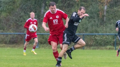 Der TSV Bechhofen mit Trainer Jan Weinmann (links) spielte 1:1 gegen Großohrenbronn (rechts Luca Beck). (Foto: Markus Zahn)