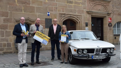 Stellten das Programm für den Sonntag vor (von links): Alexander Biernoth, Sprecher der Ansbacher Stadtführer, Oberbürgermeister Thomas Deffner, Karl Maurer, Vorsitzender der Oldtimerfreunde Ansbach, und Barbara Meyer von der Stadtverwaltung. (Foto: Florian Schwab)