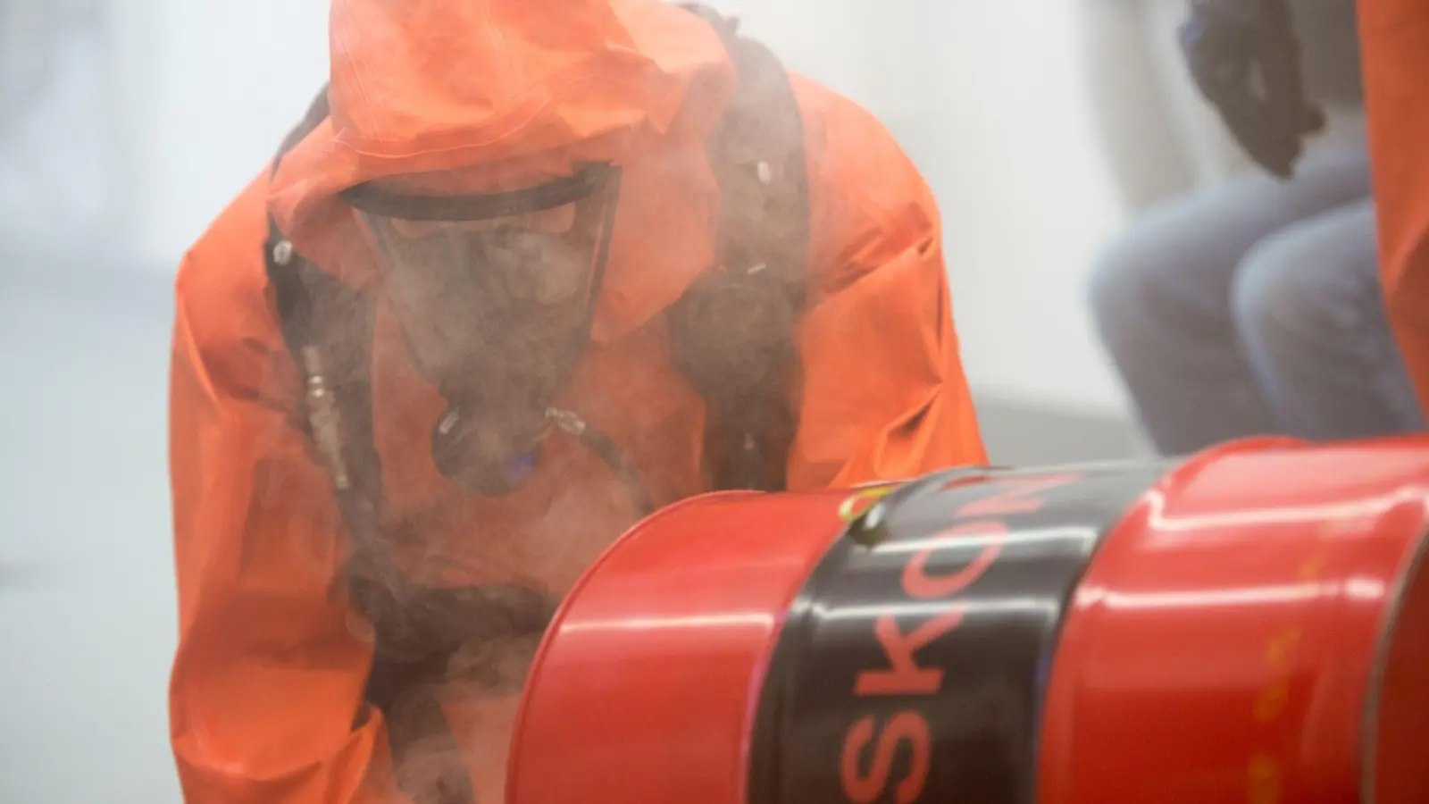 Einsatzkräfte der Feuerwehr üben den Einsatz bei einem Chemieunfall. (Symbolbild) (Foto: picture alliance / dpa)
