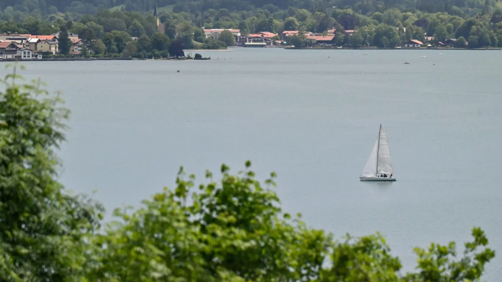 Rettungskräfte konnten den Mann nur noch tot aus dem Tegernsee bergen. (Symbolbild) (Foto: Peter Kneffel/dpa)
