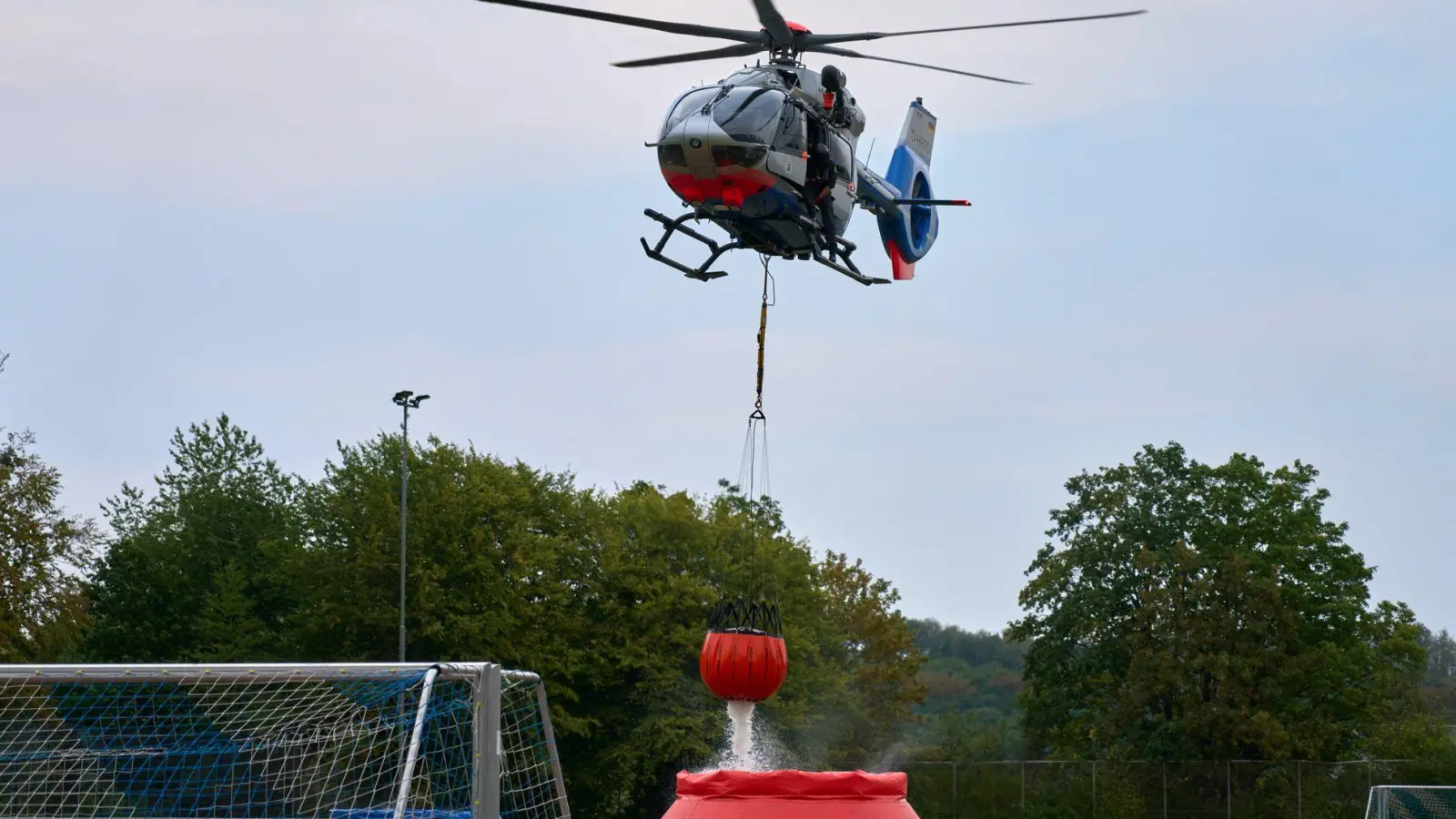 Die Einsatzkräfte am Boden werden aus der Luft unterstützt.  (Foto: Sascha Ditscher/dpa)