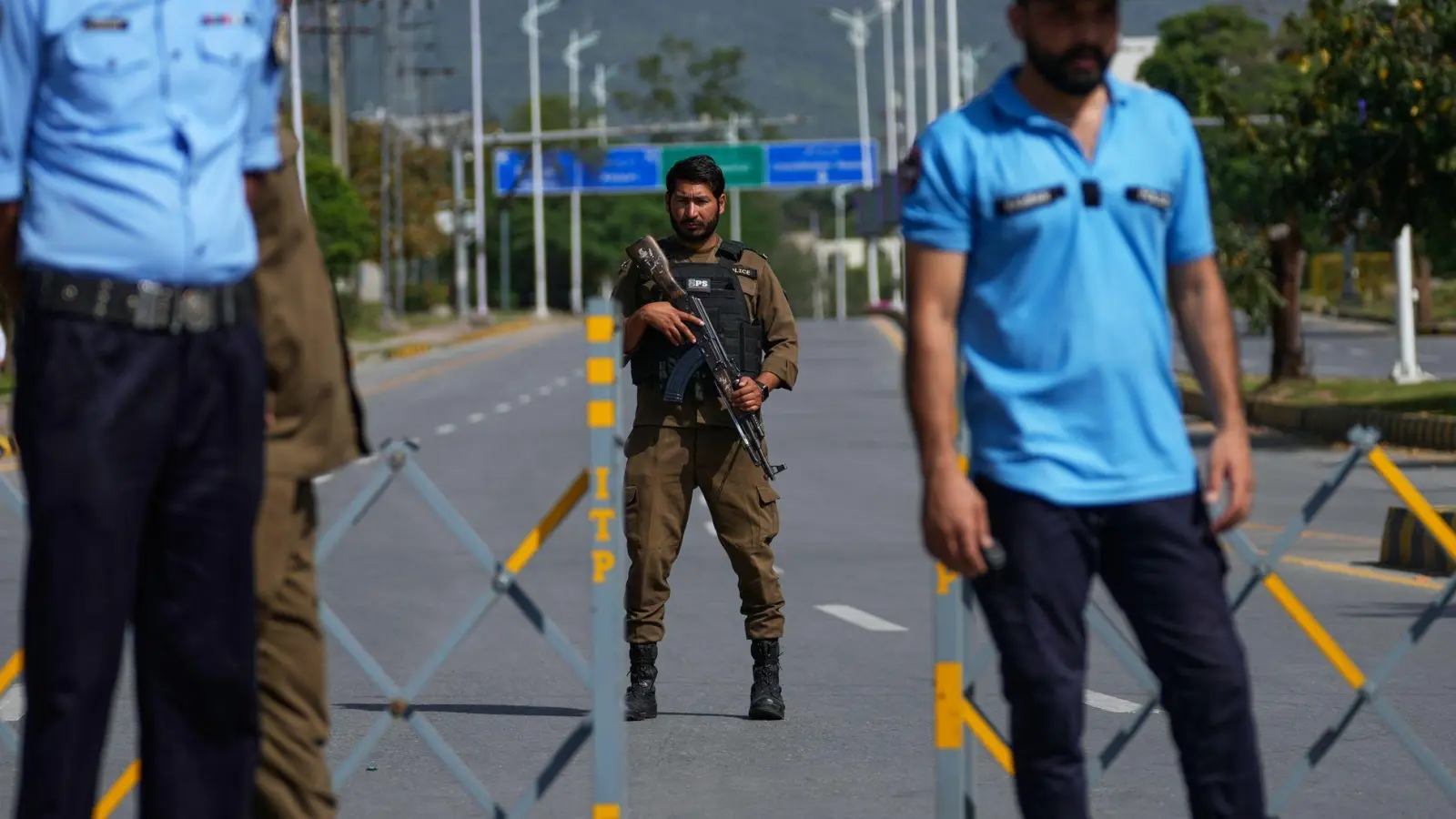 In Pakistans Hauptstadt Islamabad wurden mit Blick auf mögliche neue Verhandlungen zwischen den USA und dem Iran bereits die Sicherheitsvorkehrungen verstärkt. (Foto: Anjum Naveed/AP/dpa)