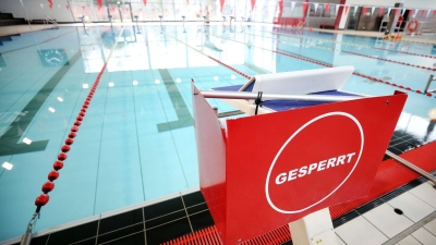 Die Bäder suchen Personal für die Freibadsaison. Der Fachkräftemangel am Beckenrand könnte im Sommer zu eingeschränkten Öffnungszeiten und Schließungen führen. (Foto: Roland Weihrauch/dpa)