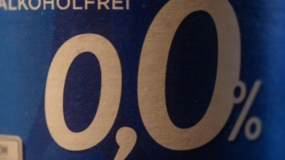 Der Pro-Kopf-Verbrauch von Bier lag letztes Jahr bei rund 84 Litern in Deutschland, davon waren rund 9 Liter alkoholfrei. (Symbolbild) (Foto: Christophe Gateau/dpa)