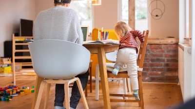 Beruf und Familie vereinen? Oft ein Spagat. Viele Frauen wünschen sich daher ein besseres Angebot an Kinderbetreuung. (Foto: Julian Stratenschulte/dpa/dpa-tmn)