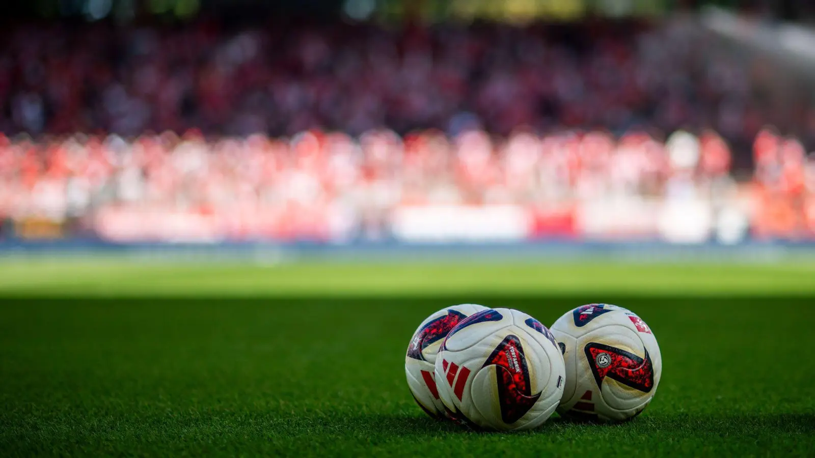 Der Ball ruht in den kommenden Wochen in der Bundesliga. (Archivfoto) (Foto: Julius Frick/dpa)
