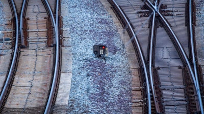 Nach einem Brand an einem Stellwerk in Lehrte ist der Bahnverkehr zwischen Hannover und Berlin eingeschränkt. (Symbolbild) (Foto: Jens Büttner/dpa)