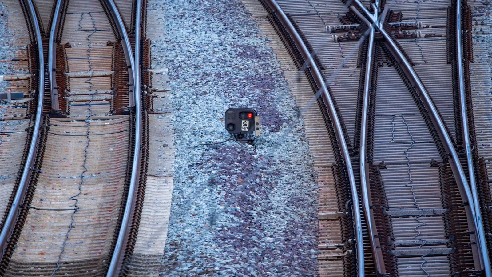 Nach einem Brand an einem Stellwerk in Lehrte ist der Bahnverkehr zwischen Hannover und Berlin eingeschränkt. (Symbolbild) (Foto: Jens Büttner/dpa)