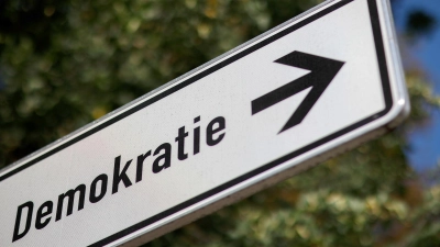 Initiativen der Zivilgesellschaft sehen sich laut einer Analyse der Amadeu Antonio Stiftung systematisch unter Druck gesetzt. (Symbolbild) (Foto: Jan Woitas/dpa)