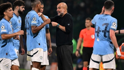 City-Coach Pep Guardiola und seine Spieler haben nach der dritten Niederlage einiges zu besprechen.  (Foto: Zed Jameson/PA Wire/dpa)