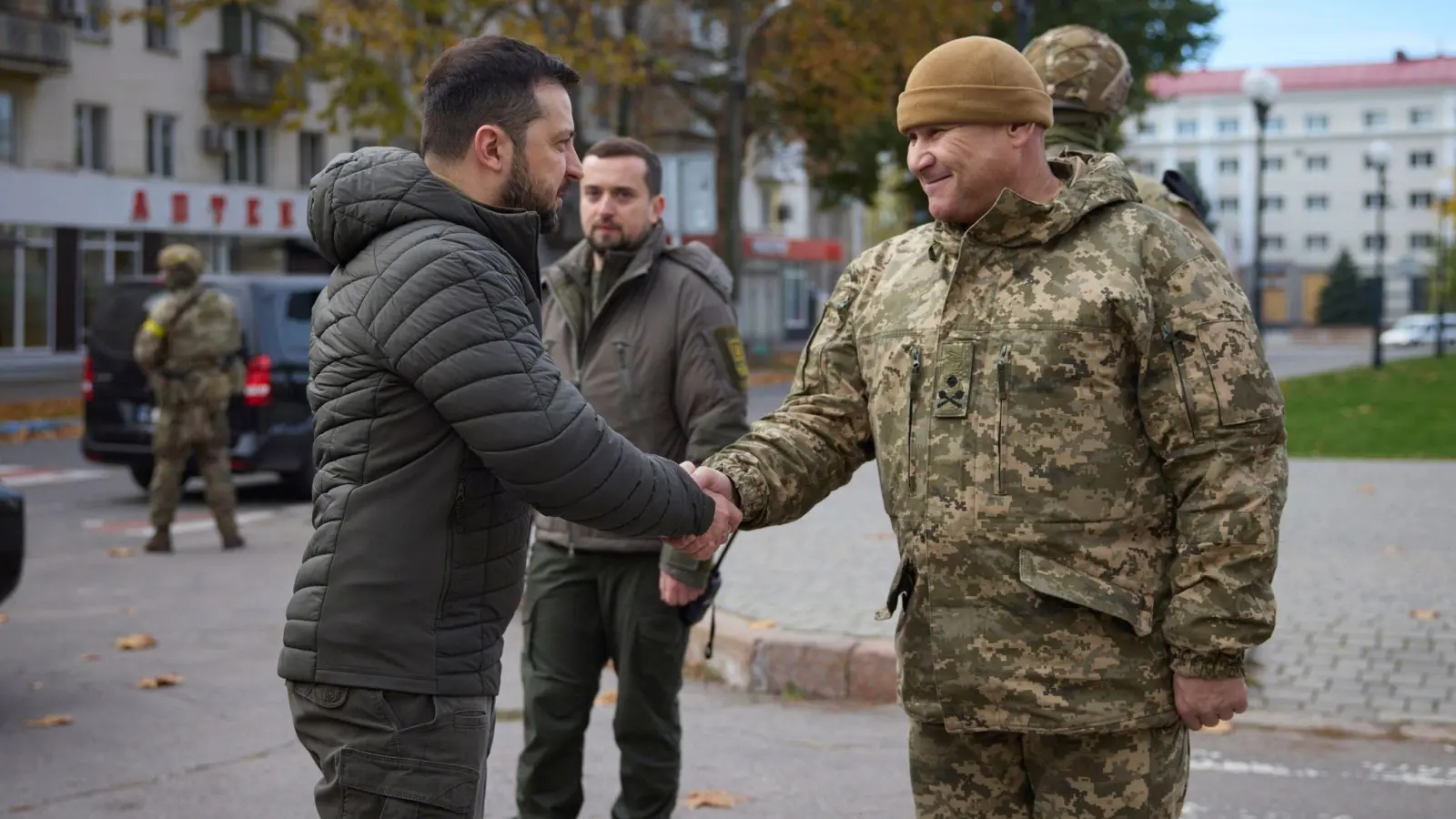 Der ukrainische Präsident Wolodymyr Selenskyj während seines Besuchs in Cherson. (Foto: ---/Ukrainian Presidential Press Office via AP/dpa)