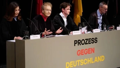 In dem fiktiven Prozess wird über ein Verbot der AfD verhandelt.  (Foto: Fabian Hammerl/Thalia Theater/dpa)