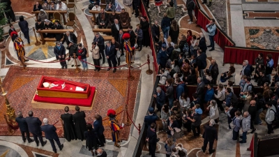 Gläubige ziehen am aufgebahrten Papst Franziskus vorbei. (Foto: Michael Kappeler/dpa)