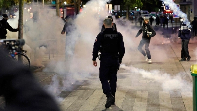 Schon am Morgen gab es bei dem Protesttag einige Festnahmen. (Foto: Geoffroy Van Der Hasselt/AFP/dpa)