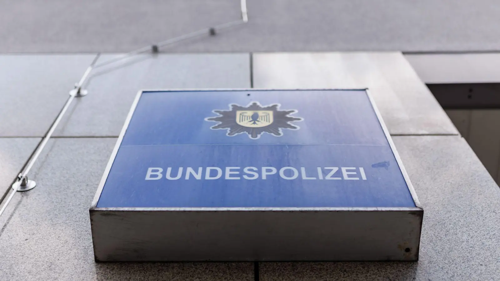 Die Bundespolizei konnte den rechtmäßigen Eigentümer der Wertgegenstände und des Geldes schnell ausmachen. (Symbolbild) (Foto: Daniel Karmann/dpa)