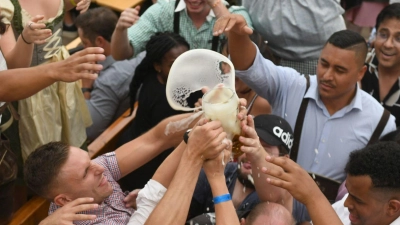 Im vergangenen Jahr zählte die Polizei mehr als 350 Verstöße gegen das Betäubungsmittelgesetz auf dem Oktoberfest. (Foto: Felix Hörhager/dpa)