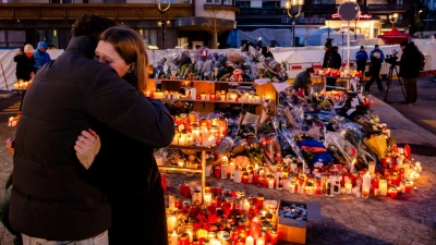Am kommenden Freitag soll es in Crans-Montana eine Gedenkfeier zu Ehren der Opfer geben.  (Foto: Jean-Christophe Bott/KEYSTONE/dpa)