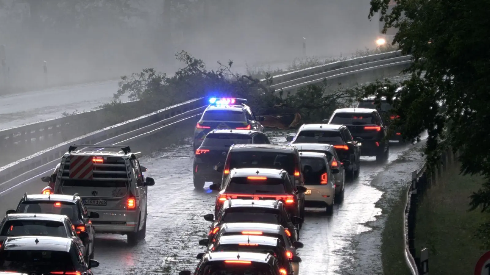 Bei Erlangen musste bereits am Dienstagabend auf dieser Straße der Verkehr umgeleitet werden, nachdem im Zuge eines Unwetters Bäume umgestürzt sind.  (Foto: Bernd März/Fotoreportextremwetter.tv/dpa)