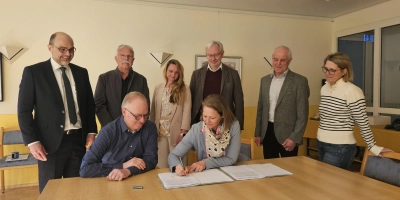 Das Projekt ist besiegelt: Ihre Unterschriften unter dem Pachtvertrag leisteten Wohnpark-Geschäftsführer Thomas Siegele und Catrin Beil, Geschäftsführerin des gleichnamigen Bauunternehmens (vorne), im Beisein von Markus Liebich, Hans-Peter Gehrke, Natascha Deißler, Rainer Horn, Hans Rummel und Karin Eichner (hinten, von links).  (Foto: Wolfgang Grebenhof)